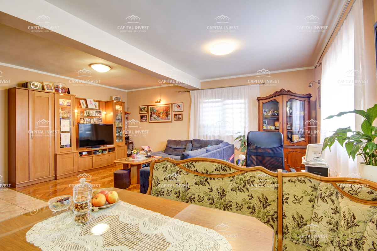 Hiša, trije stanovanji, velika zemljišče, garaža, Šišan, Istra