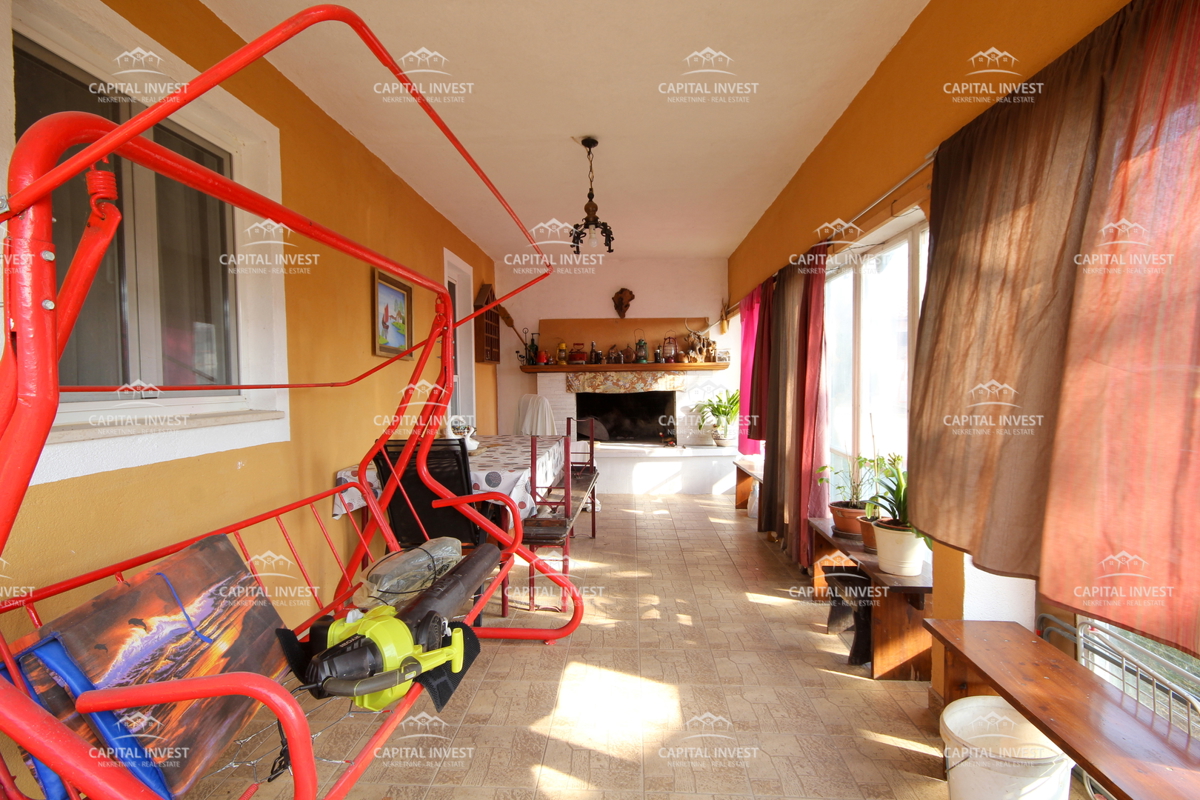 Hiša, trije stanovanji, velika zemljišče, garaža, Šišan, Istra