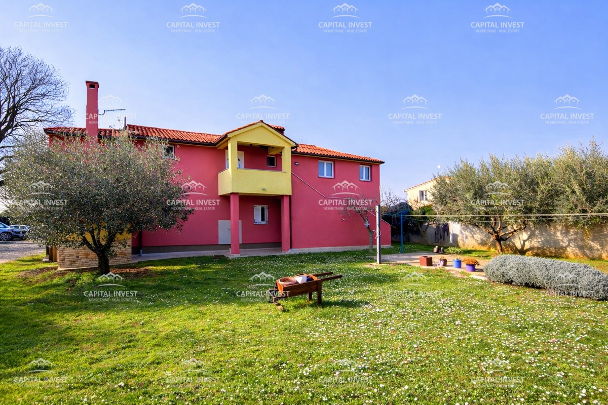 Hiša, trije stanovanji, velika zemljišče, garaža, Šišan, Istra