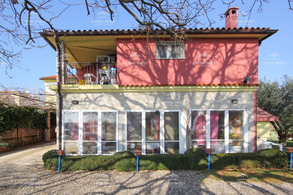 Hiša, trije stanovanji, velika zemljišče, garaža, Šišan, Istra