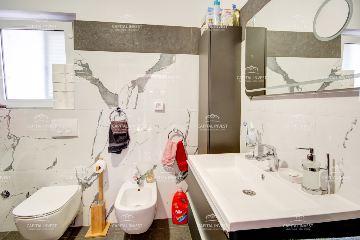 Hiša, trije stanovanji, velika zemljišče, garaža, Šišan, Istra