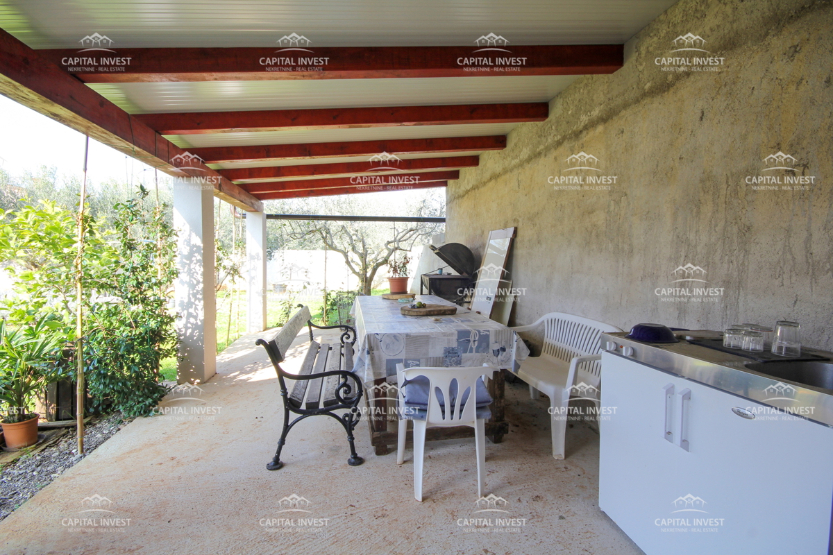 Hiša, trije stanovanji, velika zemljišče, garaža, Šišan, Istra