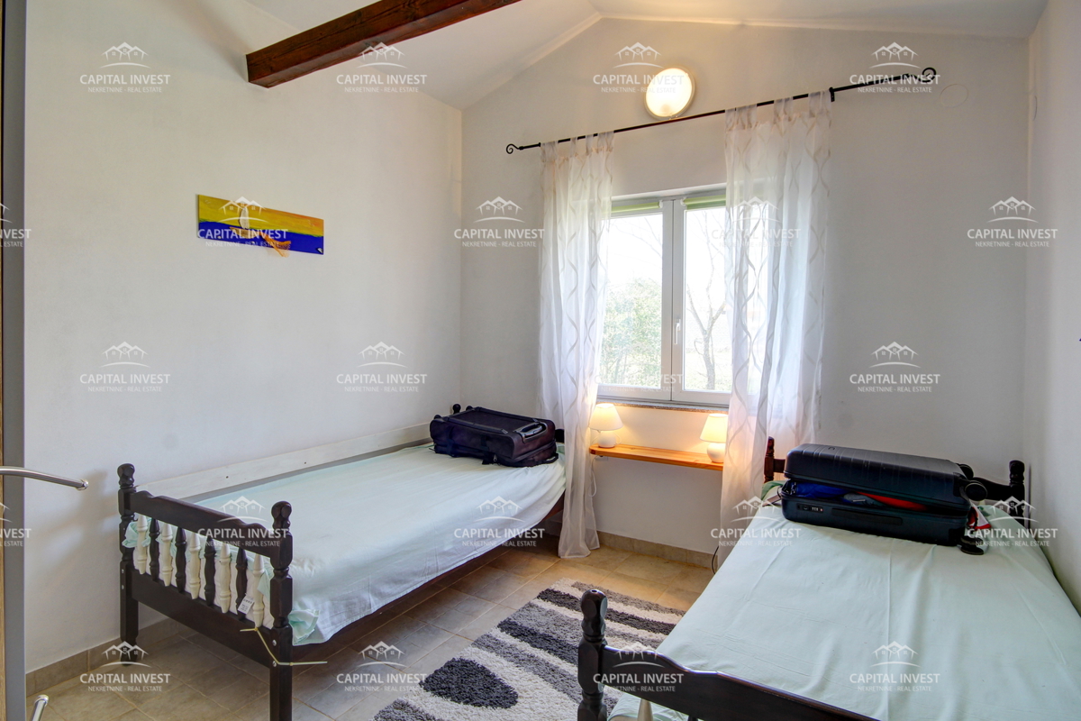 Hiša, dva stanovanja, bazen, velika parcela, Barban, Istra