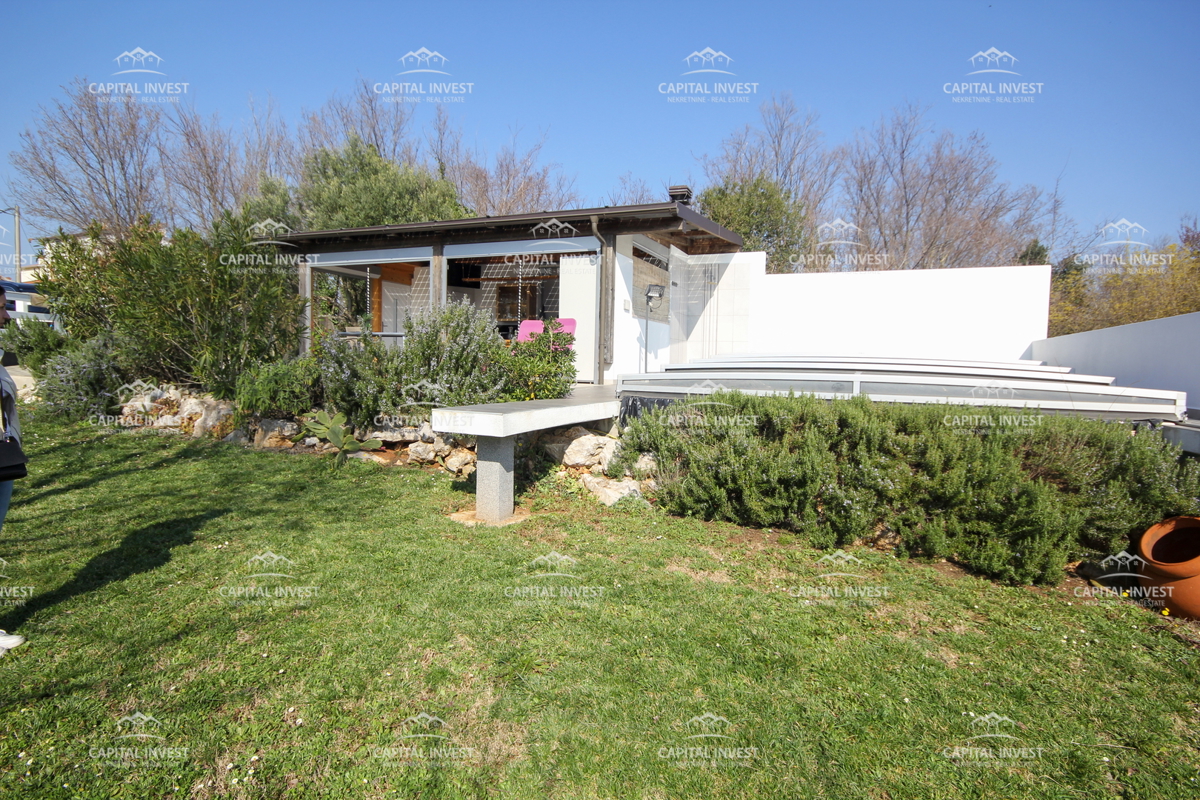 Hiša, dva stanovanja, bazen, velika parcela, Barban, Istra