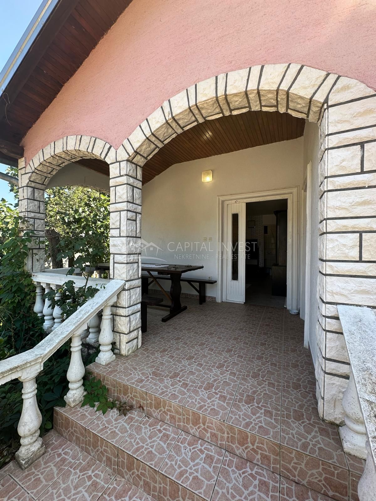 Trisobna hiša, Marčana, Kavran