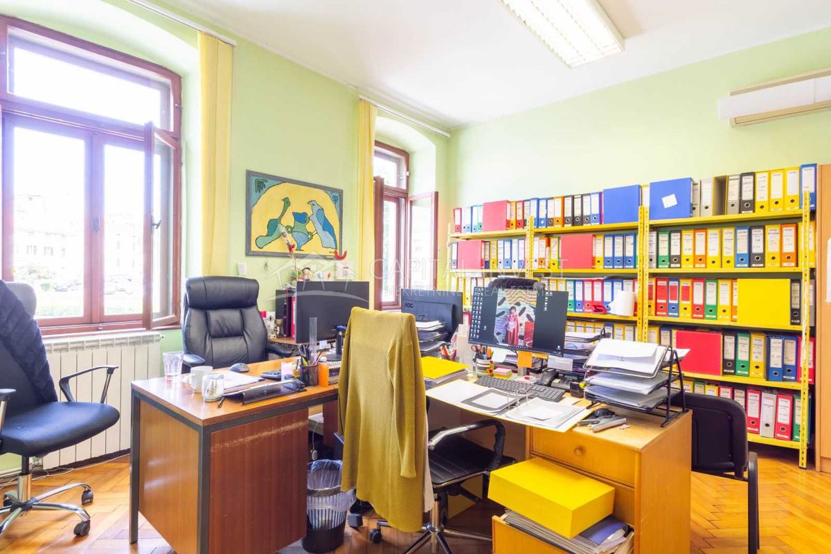 Stanovanje v samem centru, petsobno, Pula