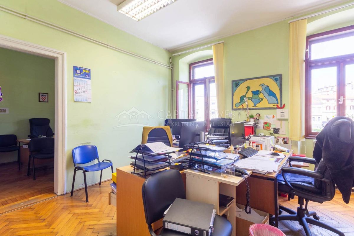 Stanovanje v samem centru, petsobno, Pula