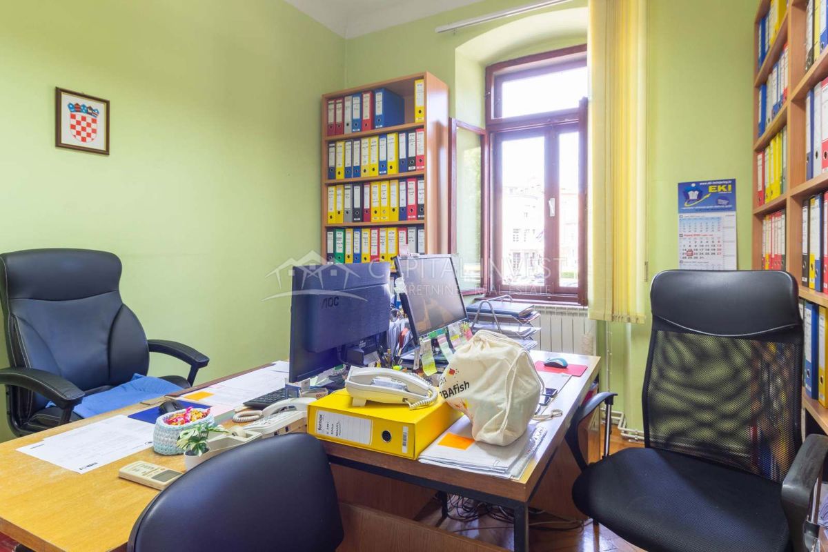 Stanovanje v samem centru, petsobno, Pula