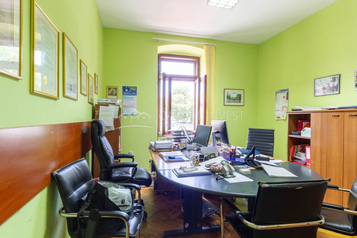 Stanovanje v samem centru, petsobno, Pula