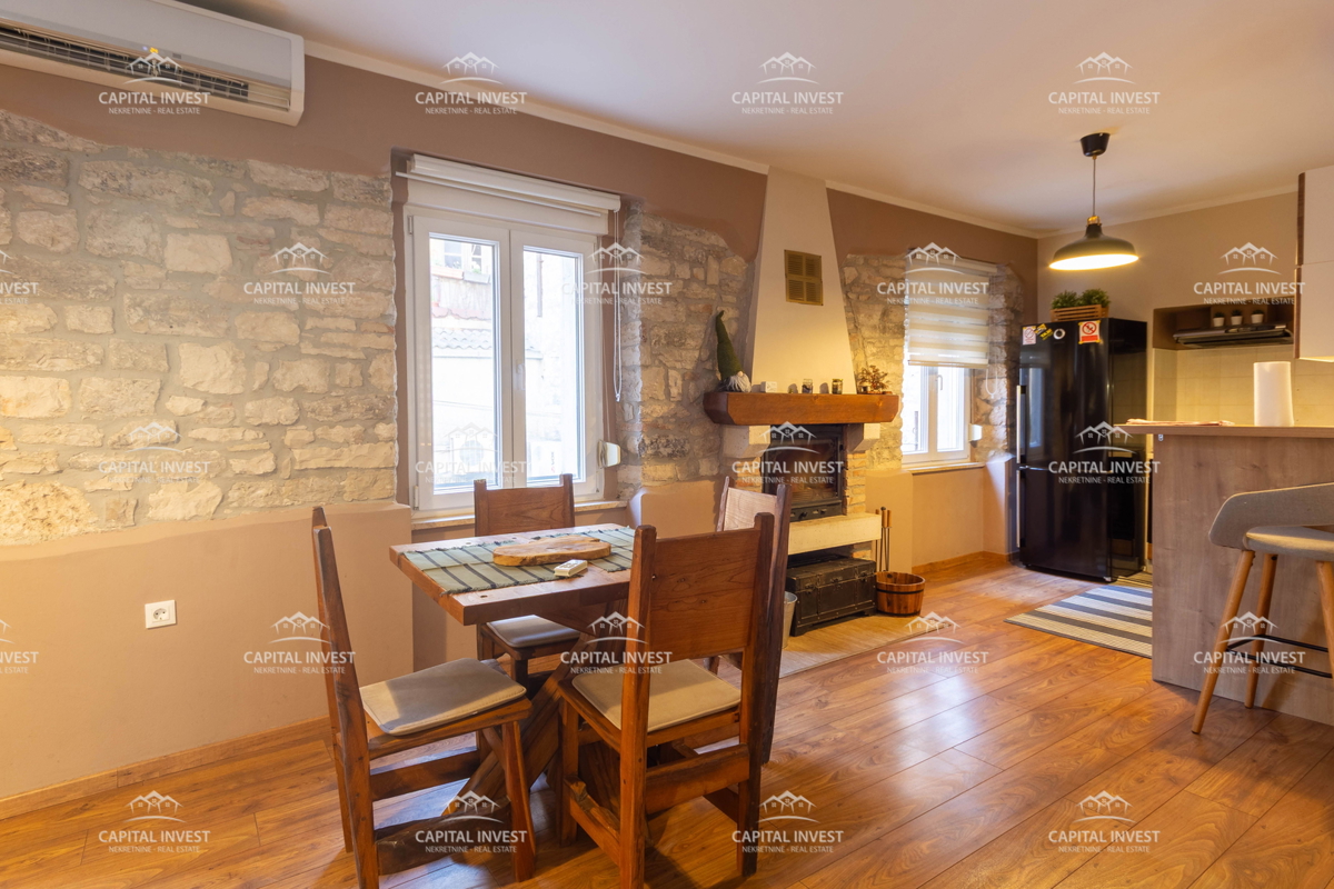 Stan 50 m od obale, Pula