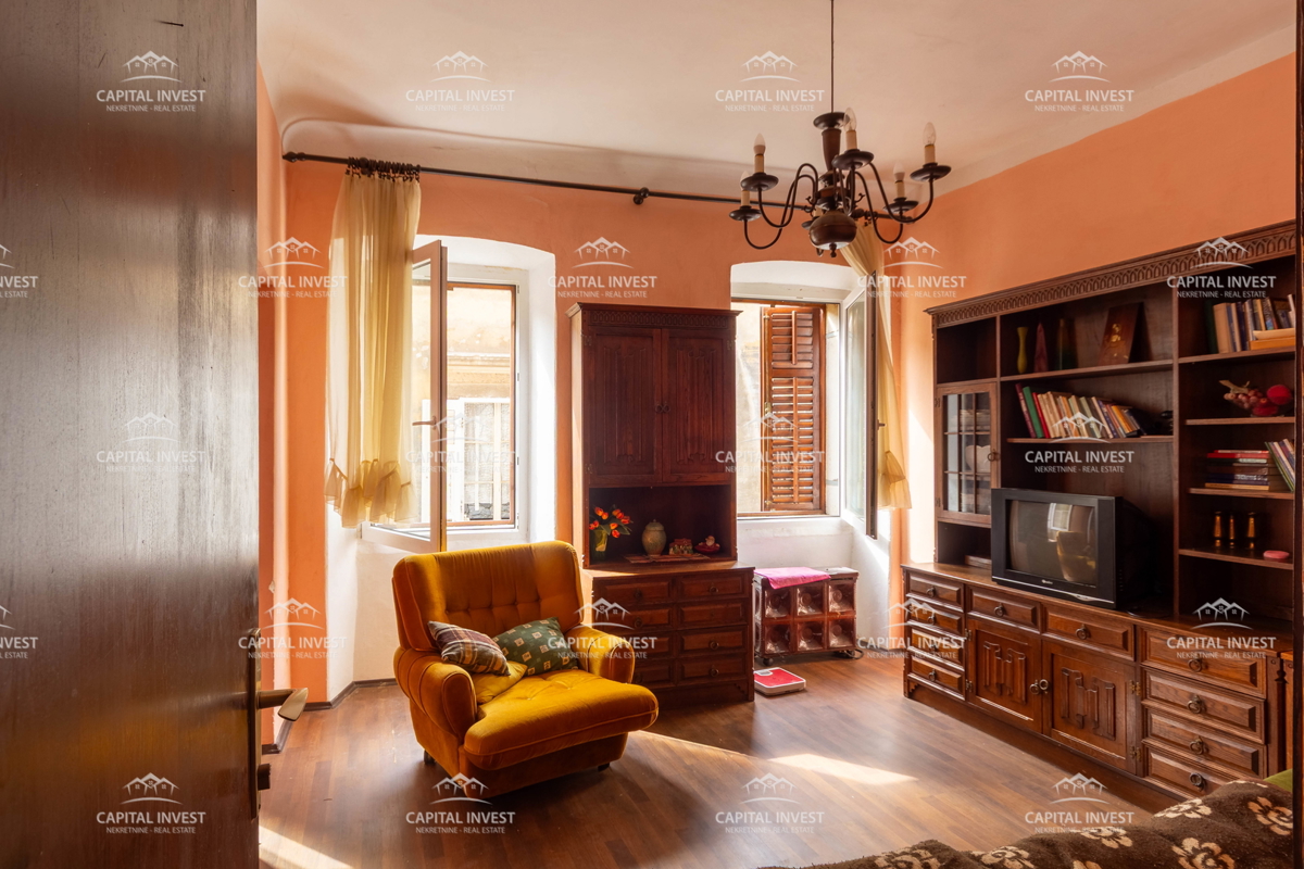 Štirisobno stanovanje v samem središču Pule, Istra