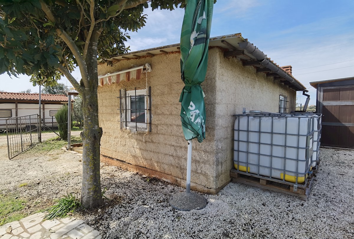 ISTRA, PULA – Kmetijsko zemljišče s hišo, 1500 m od morja