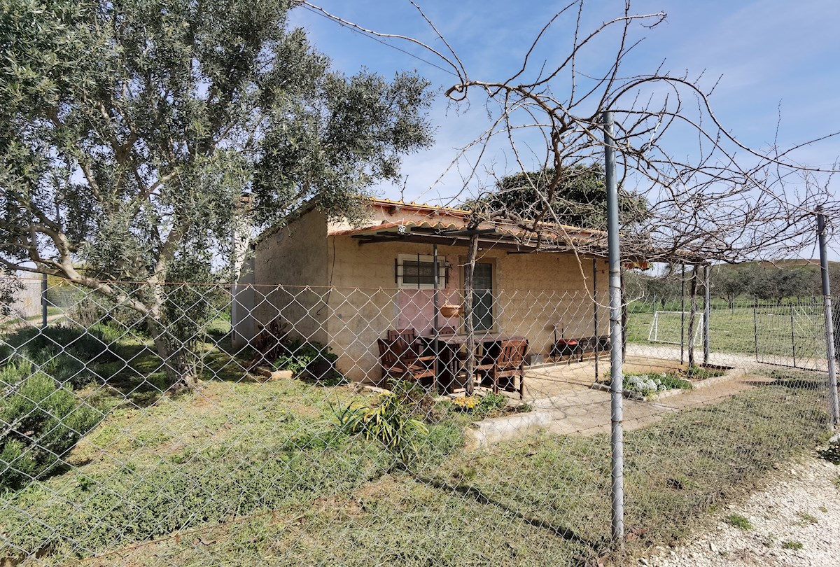ISTRA, PULA – Kmetijsko zemljišče s hišo, 1500 m od morja
