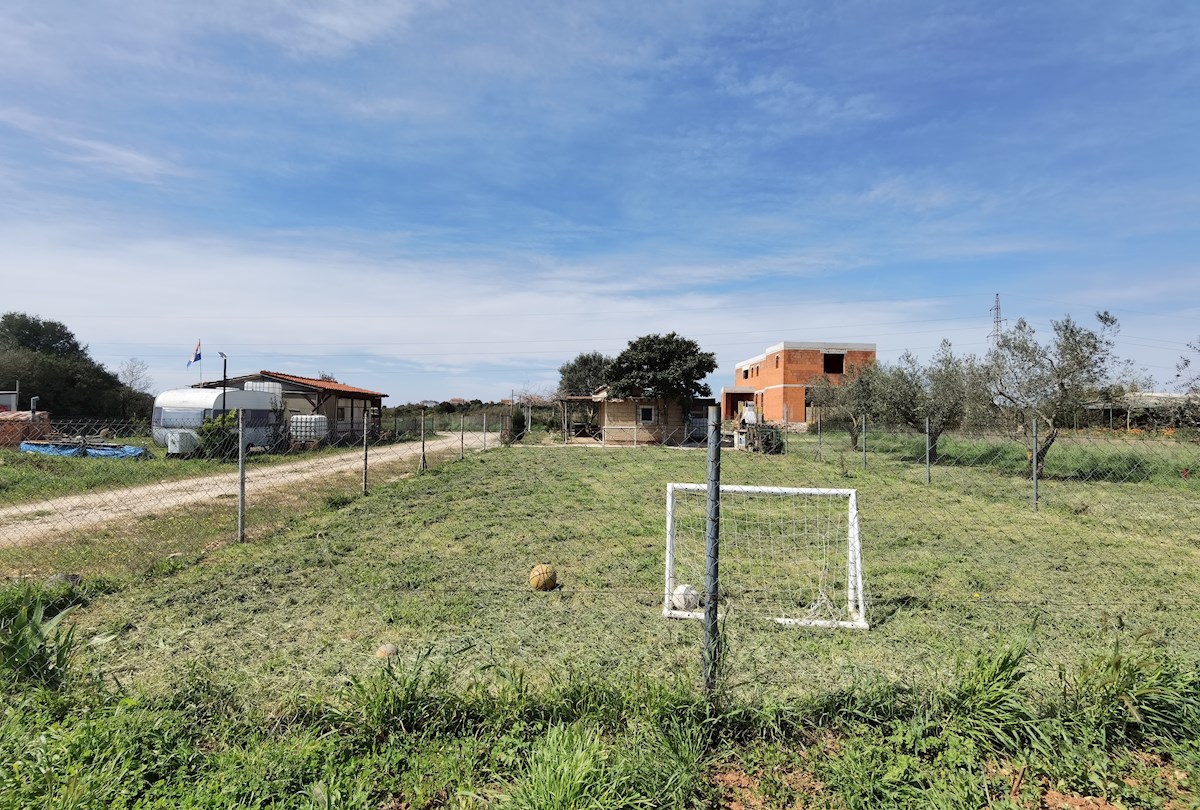 ISTRA, PULA – Kmetijsko zemljišče s hišo, 1500 m od morja