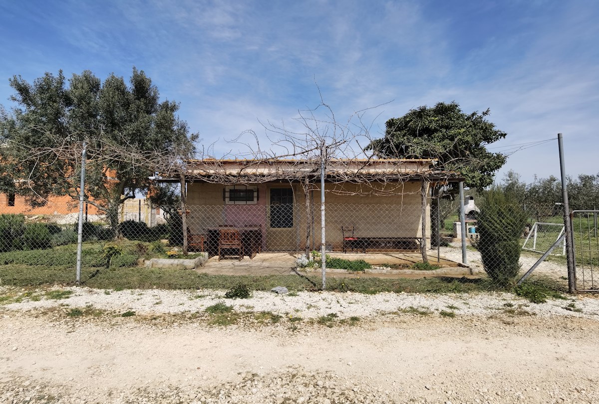 ISTRA, PULA – Kmetijsko zemljišče s hišo, 1500 m od morja