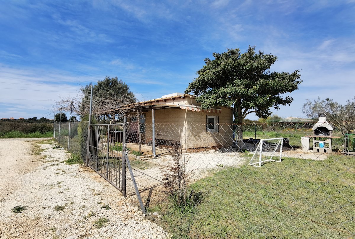 ISTRA, PULA – Kmetijsko zemljišče s hišo, 1500 m od morja