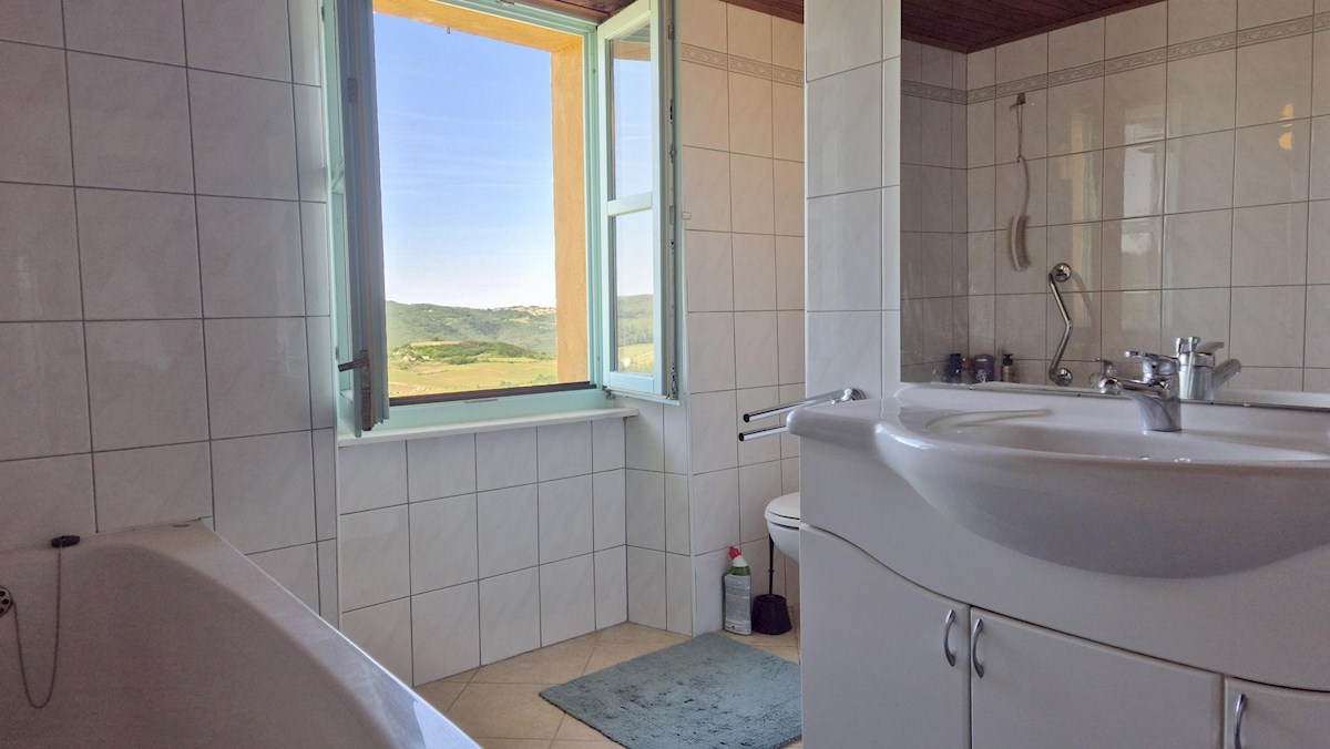 Motovun – kamnita hiša s panoramskim pogledom in vrtom