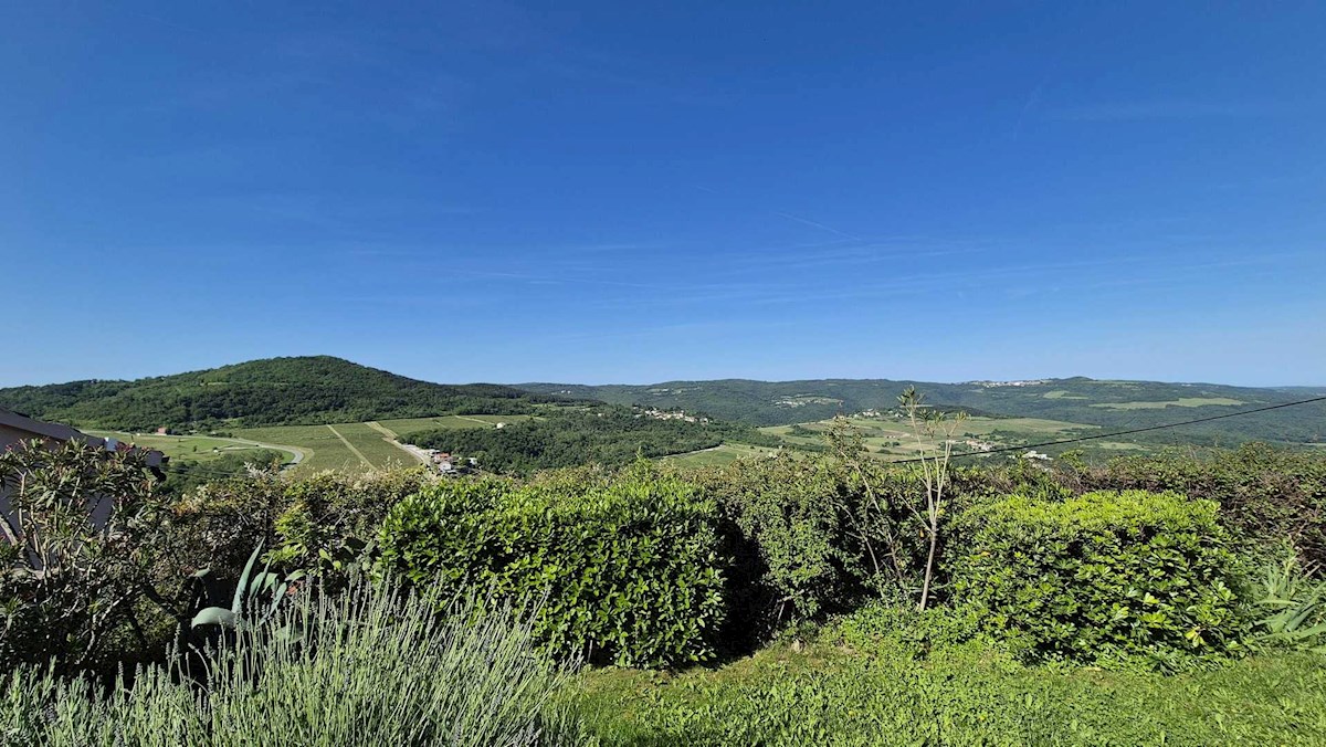 Motovun – kamnita hiša s panoramskim pogledom in vrtom
