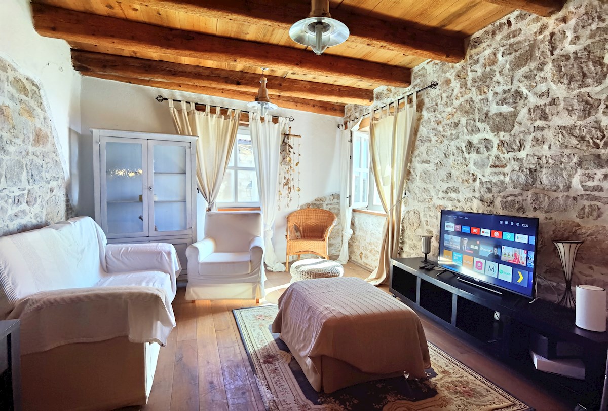 Vrsar, lepo urejeno stanovanje z veliko teraso v stari kamniti hiši v centru