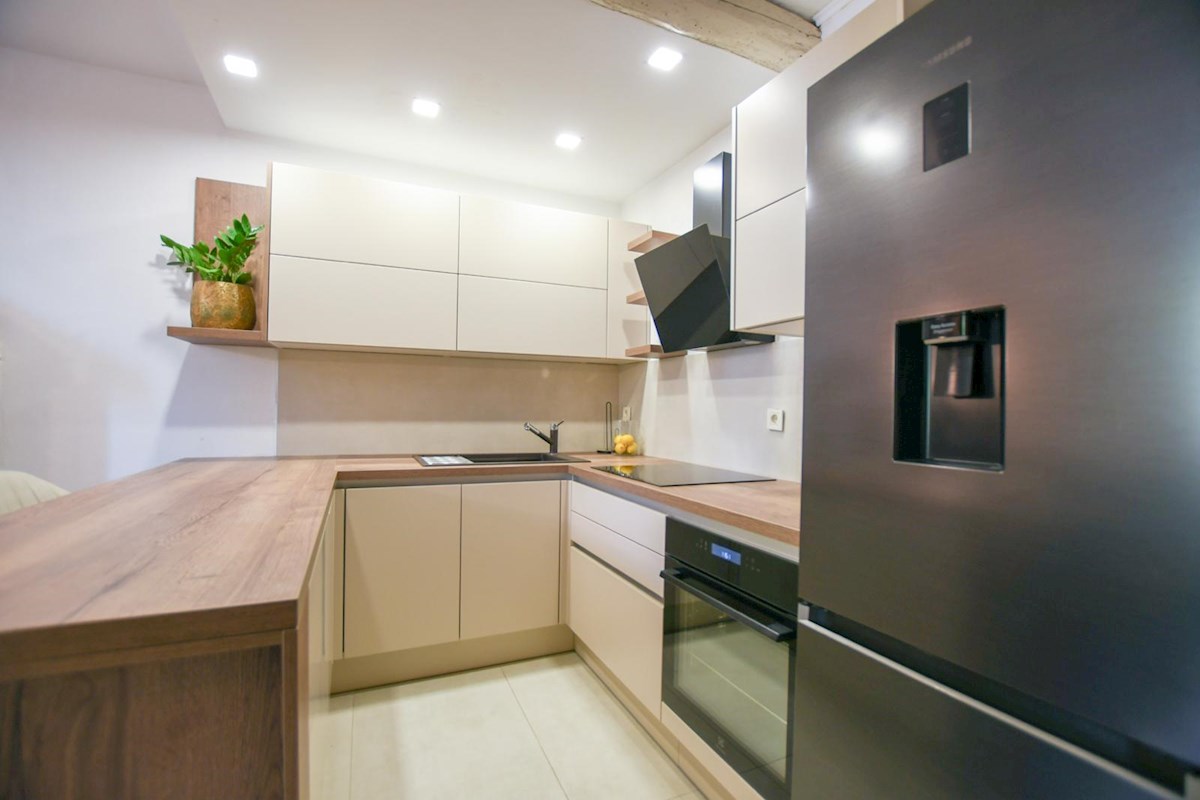 Duplex stanovanje v centru Poreča, 500 m od morja, 46 m², klima + kamin, terasa, v bližini vseh vsebin