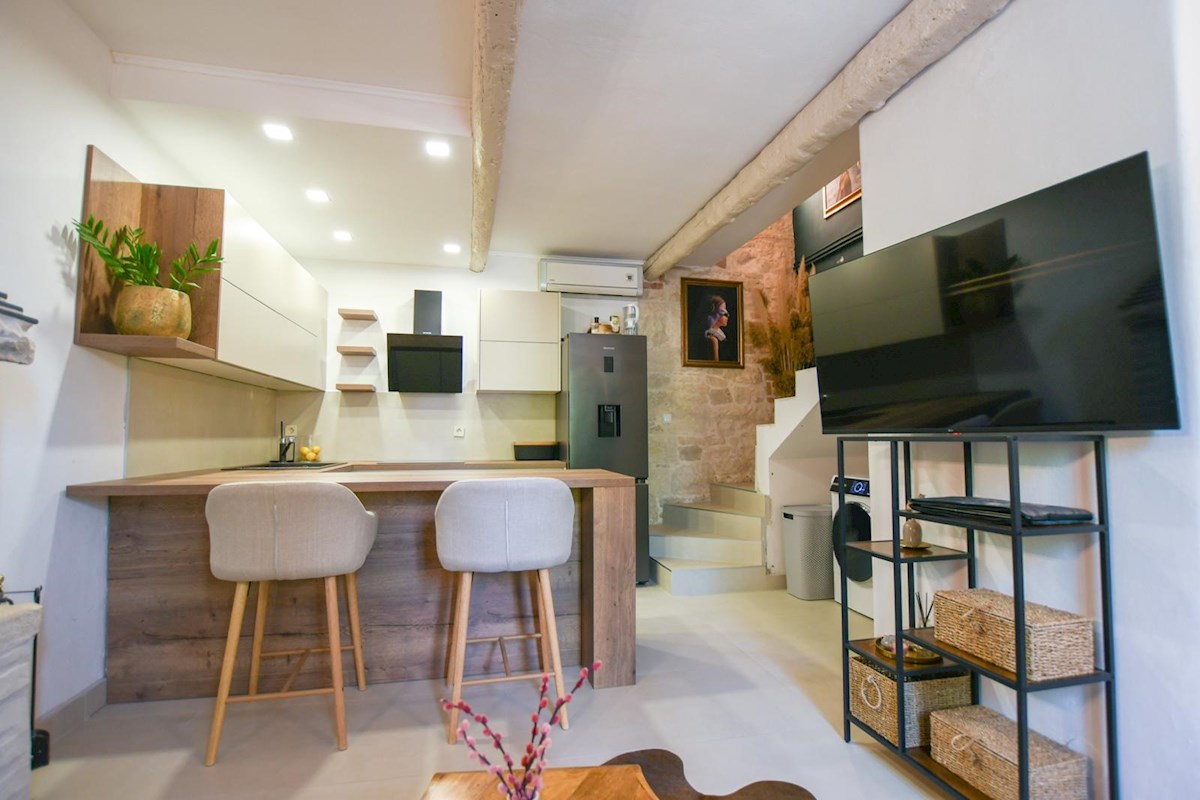 Duplex stanovanje v centru Poreča, 500 m od morja, 46 m², klima + kamin, terasa, v bližini vseh vsebin