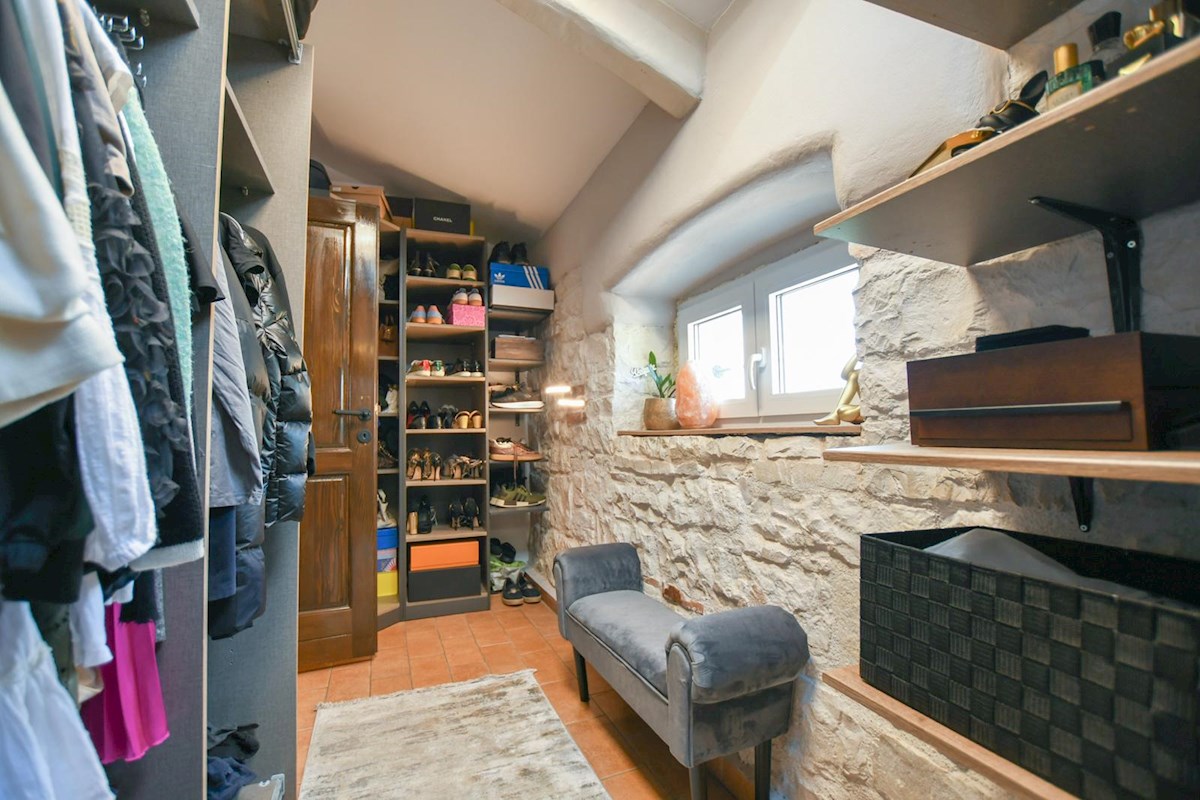 Duplex stanovanje v centru Poreča, 500 m od morja, 46 m², klima + kamin, terasa, v bližini vseh vsebin