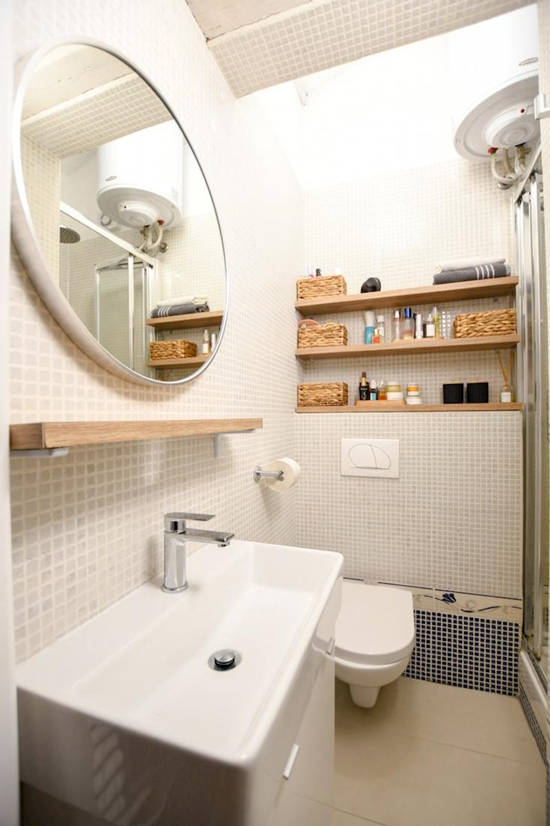 Duplex stanovanje v centru Poreča, 500 m od morja, 46 m², klima + kamin, terasa, v bližini vseh vsebin