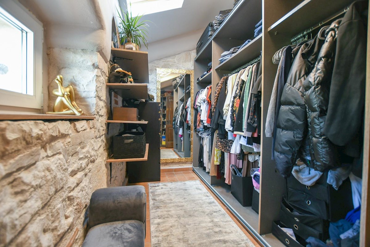 Duplex stanovanje v centru Poreča, 500 m od morja, 46 m², klima + kamin, terasa, v bližini vseh vsebin