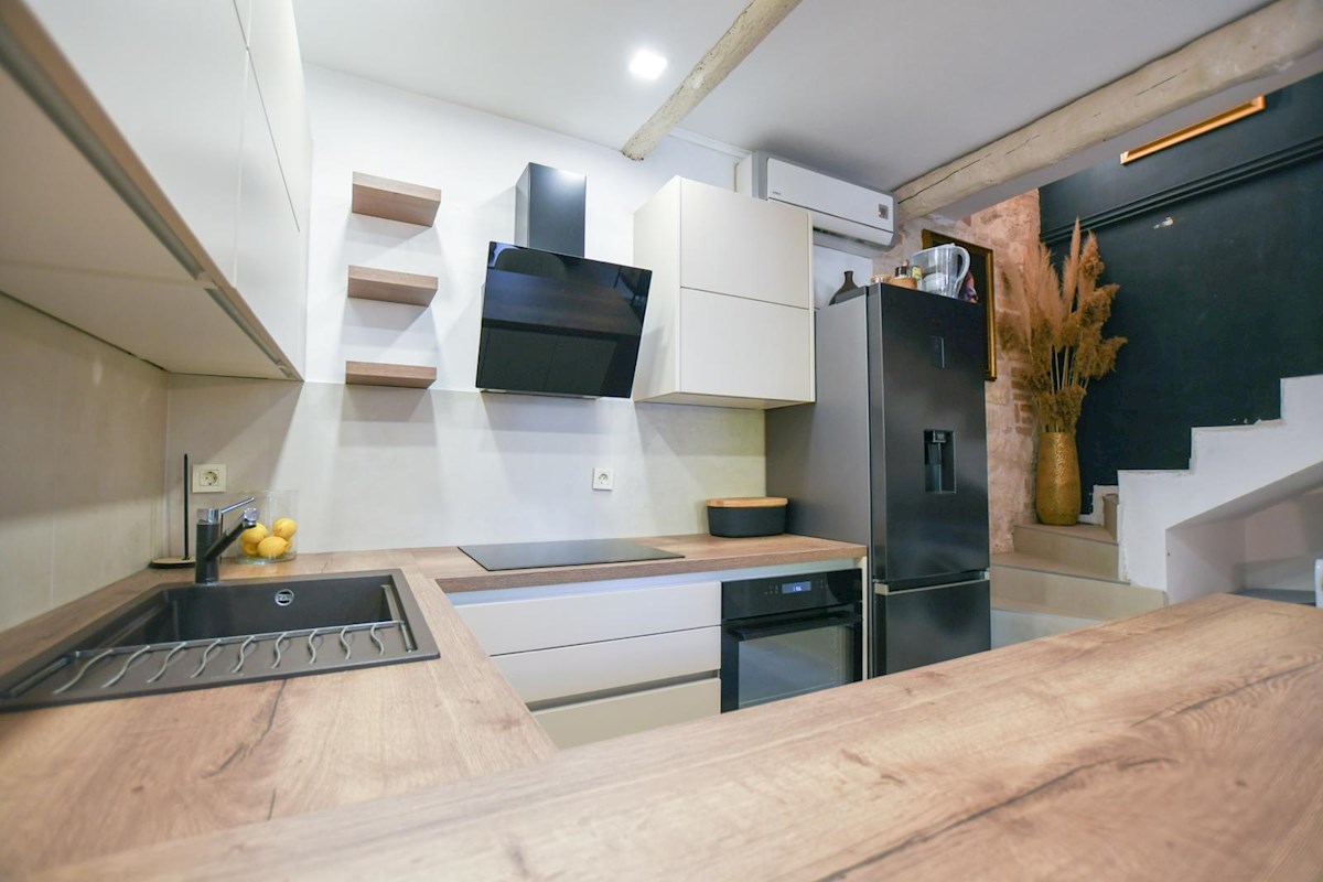 Duplex stanovanje v centru Poreča, 500 m od morja, 46 m², klima + kamin, terasa, v bližini vseh vsebin