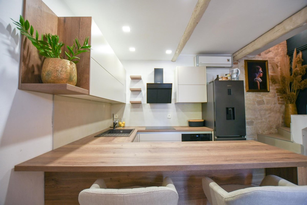 Duplex stanovanje v centru Poreča, 500 m od morja, 46 m², klima + kamin, terasa, v bližini vseh vsebin