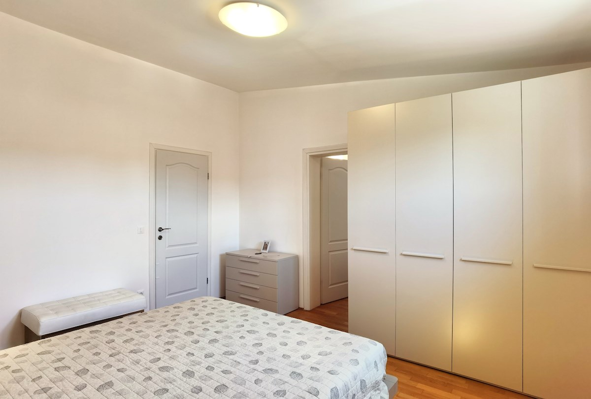 Poreč: Opremljeno stanovanje z 2 spalnicama in pogledom na morje
