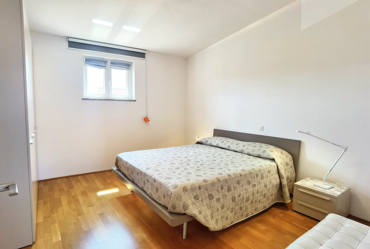 Poreč: Opremljeno stanovanje z 2 spalnicama in pogledom na morje