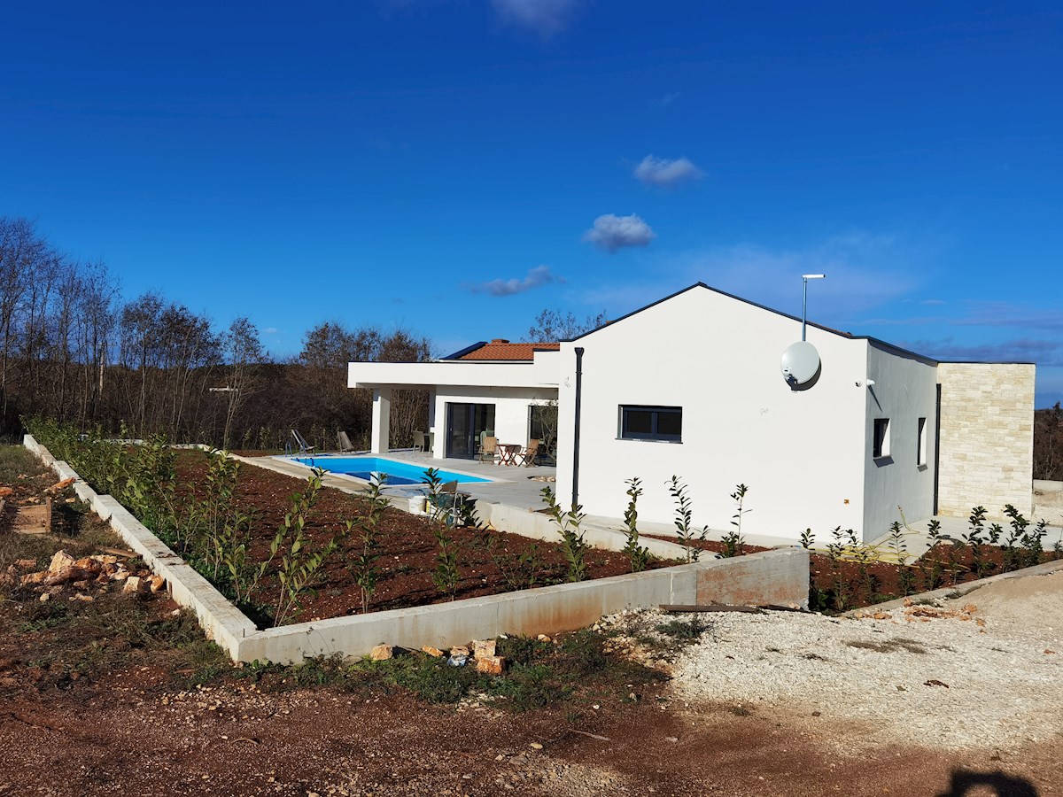 Moderna, nova enonadstropna hiša z bazenom v bližini Rovinja