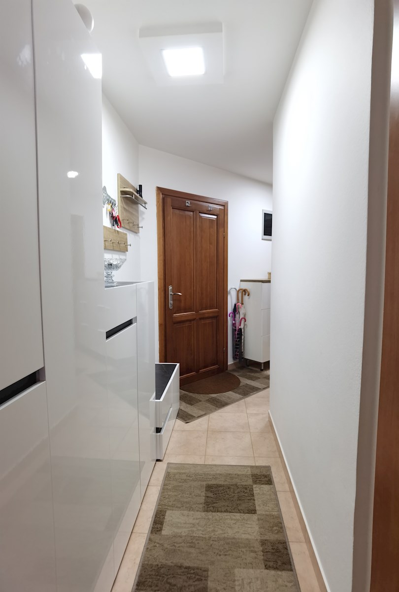 Poreč, 5km, opremljeno stanovanje za prodajo v prvem nadstropju
