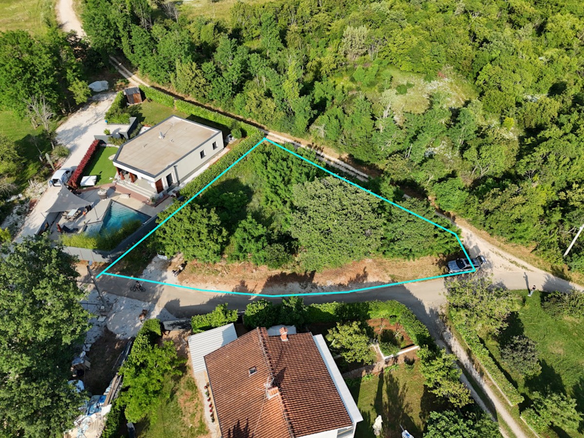 Poreč – okolica, gradbena parcela z dovoljenjem in projektom za moderno hišo z bazenom