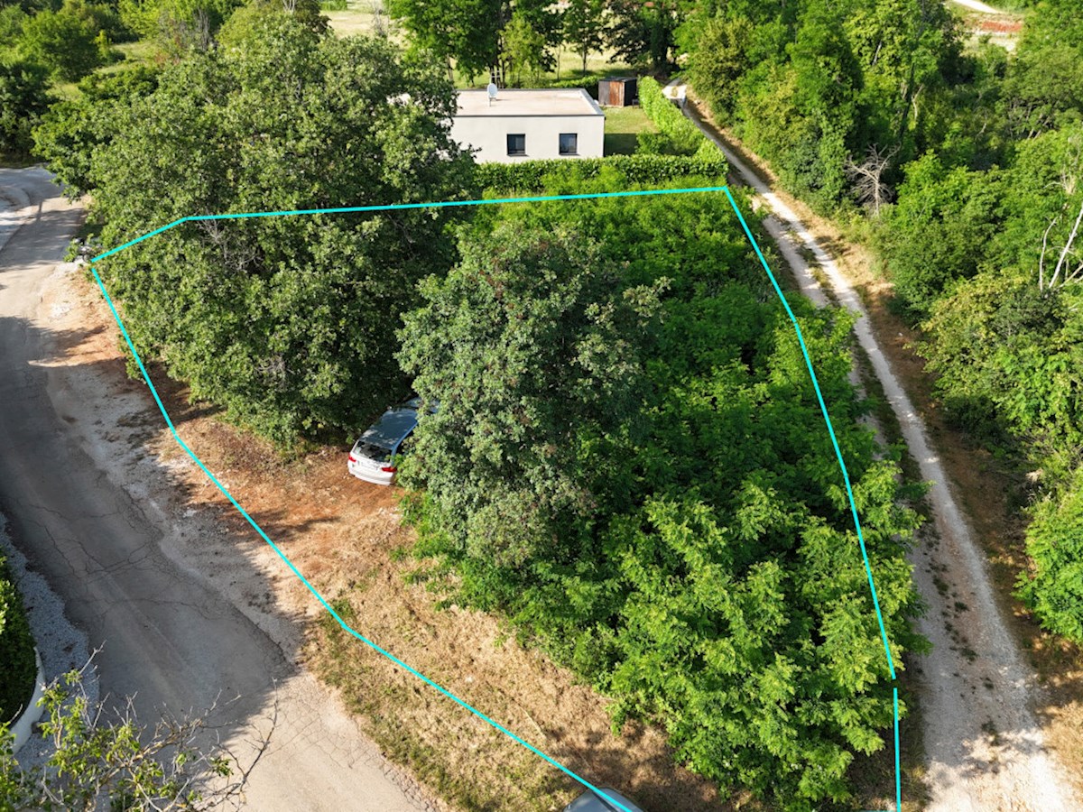 Poreč – okolica, gradbena parcela z dovoljenjem in projektom za moderno hišo z bazenom