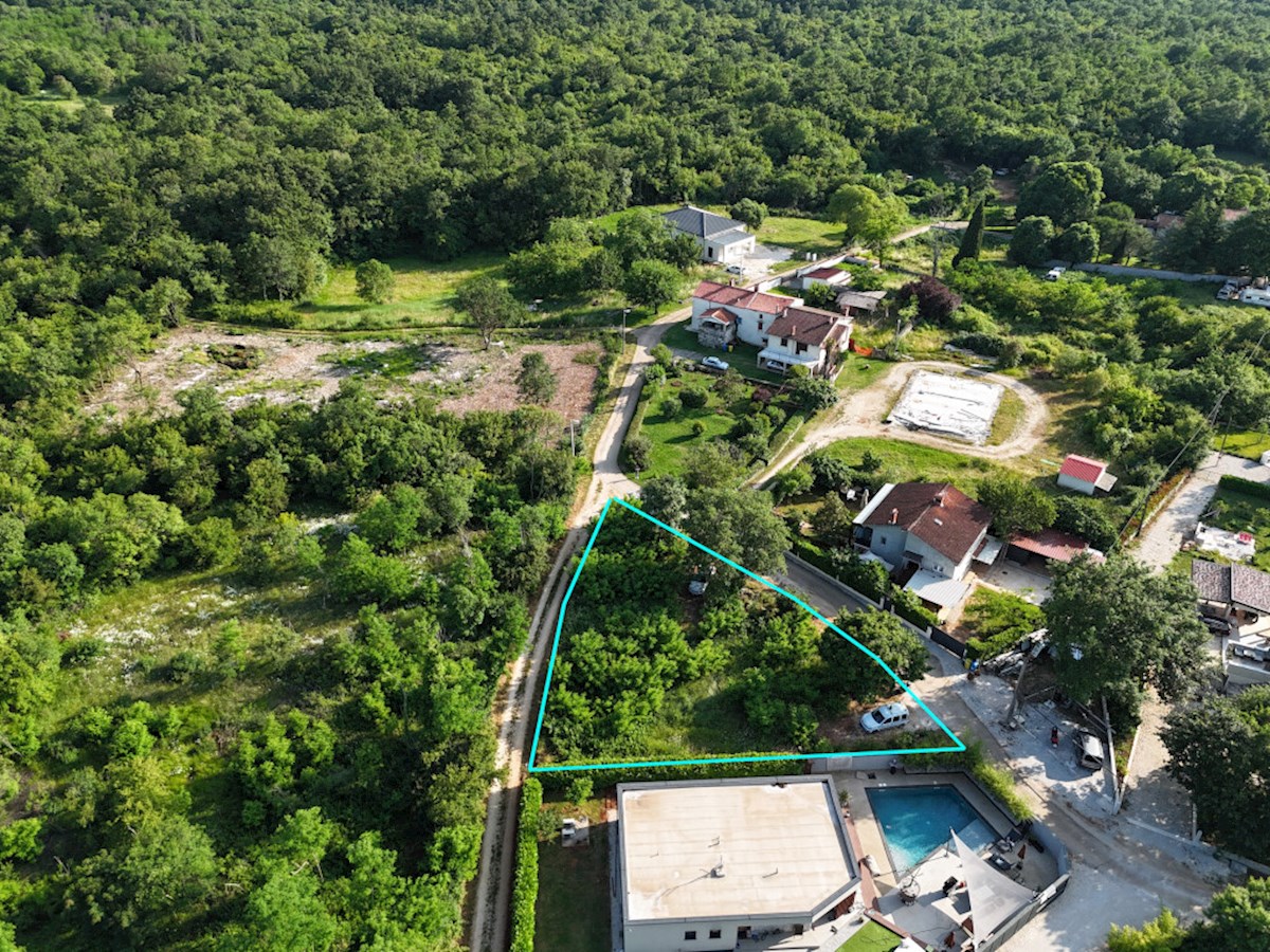 Poreč – okolica, gradbena parcela z dovoljenjem in projektom za moderno hišo z bazenom