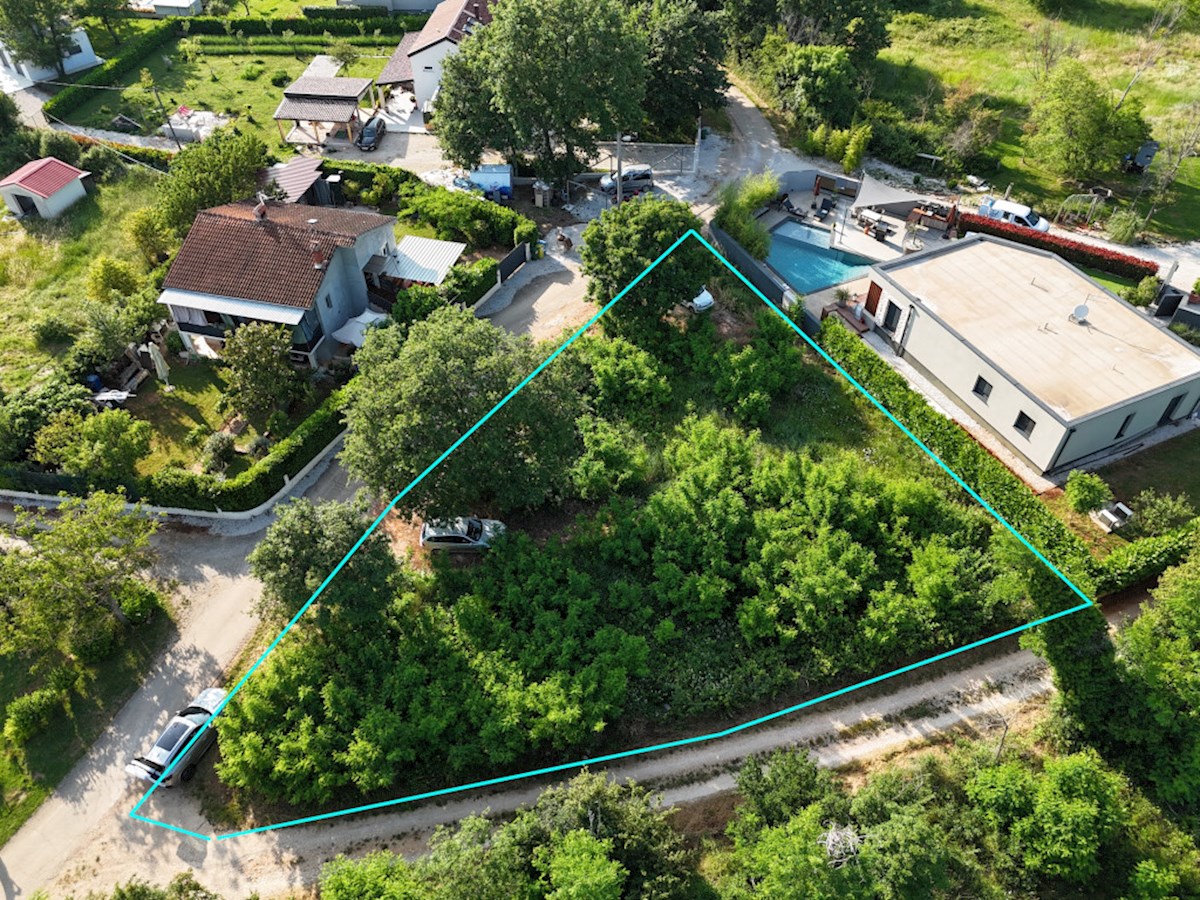Poreč – okolica, gradbena parcela z dovoljenjem in projektom za moderno hišo z bazenom