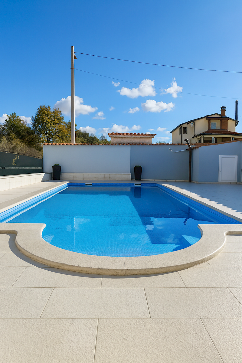 POREČ – DVOJČEK - DVE HIŠE NA PARCELI 748 m² – ODLIČNA INVESTICIJA