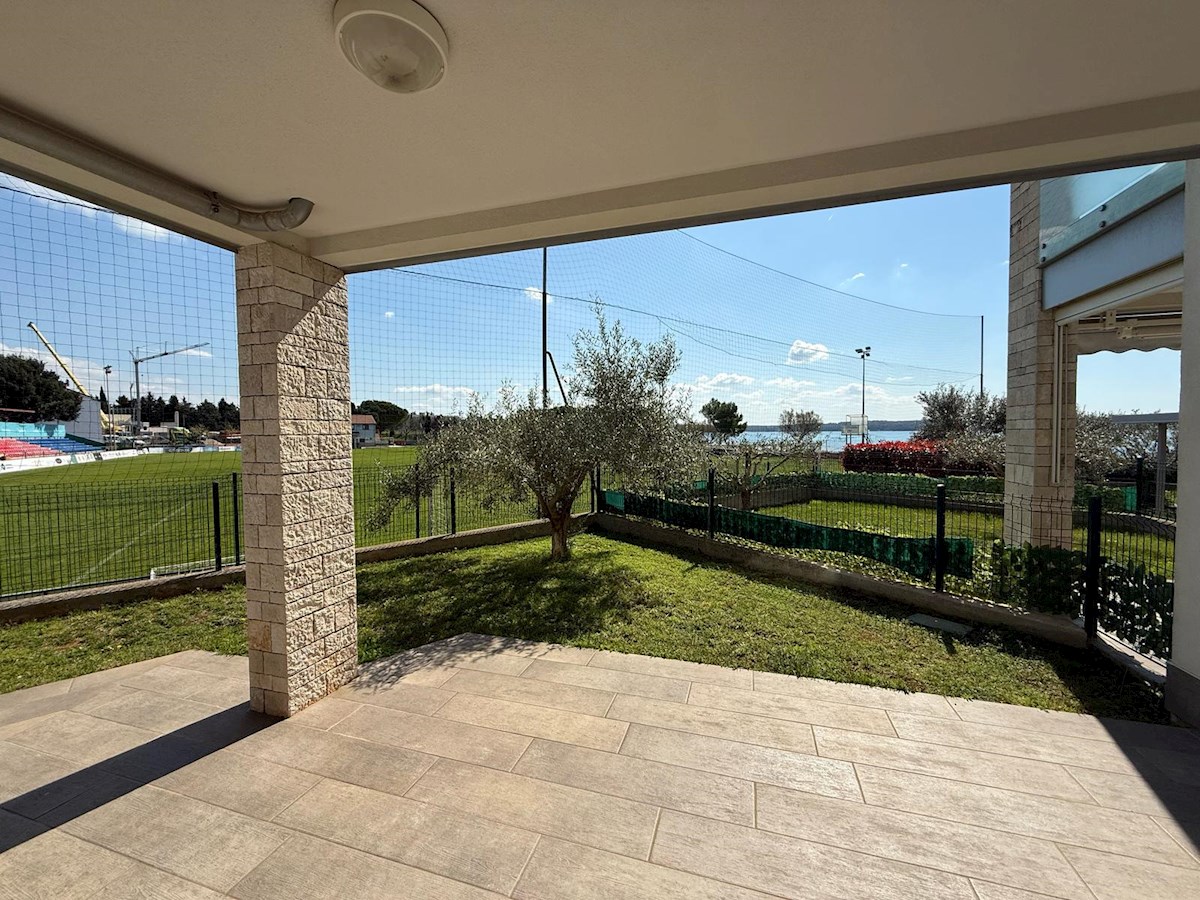 Apartma z vrtom in pogledom na morje – Novigrad, 20 m od plaže
