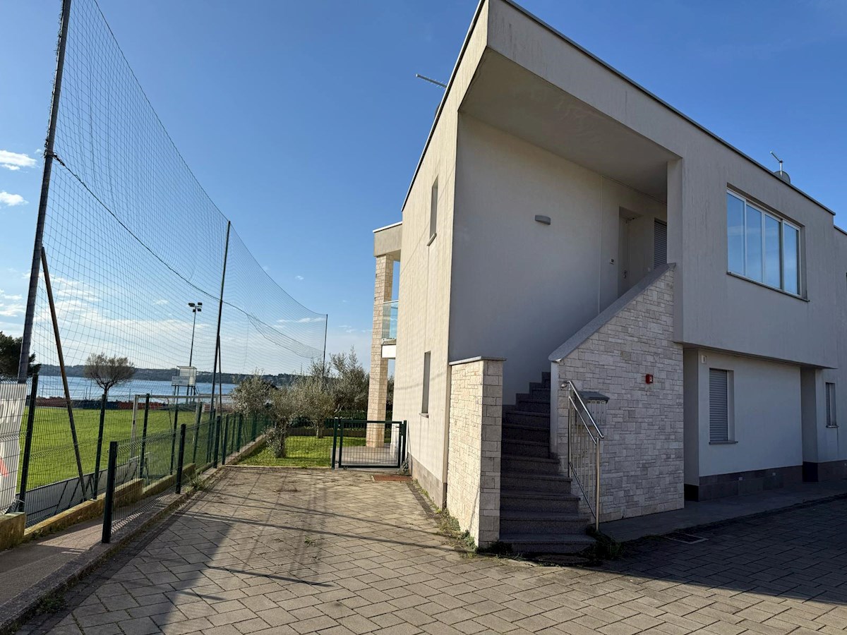 Apartma z vrtom in pogledom na morje – Novigrad, 20 m od plaže