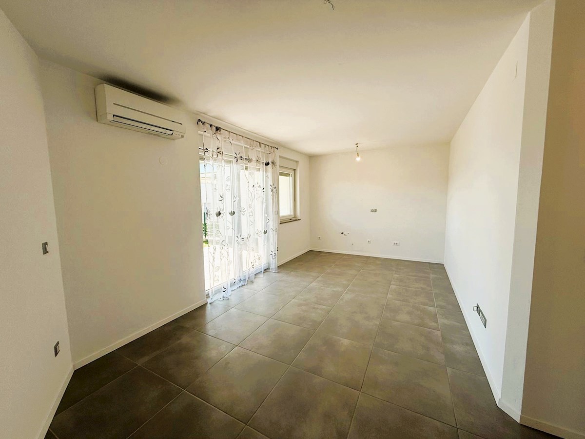 Apartma z vrtom in pogledom na morje – Novigrad, 20 m od plaže