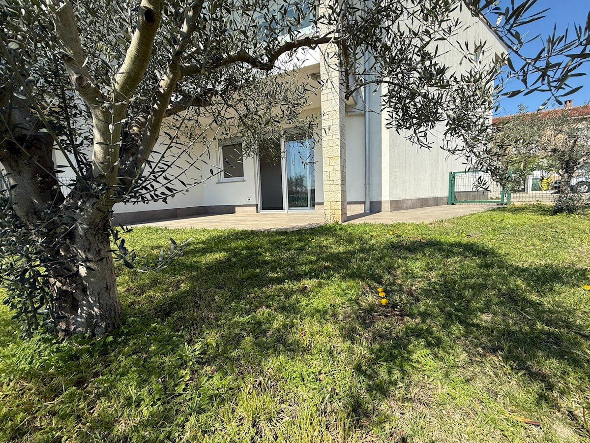 Apartma z vrtom in pogledom na morje – Novigrad, 20 m od plaže