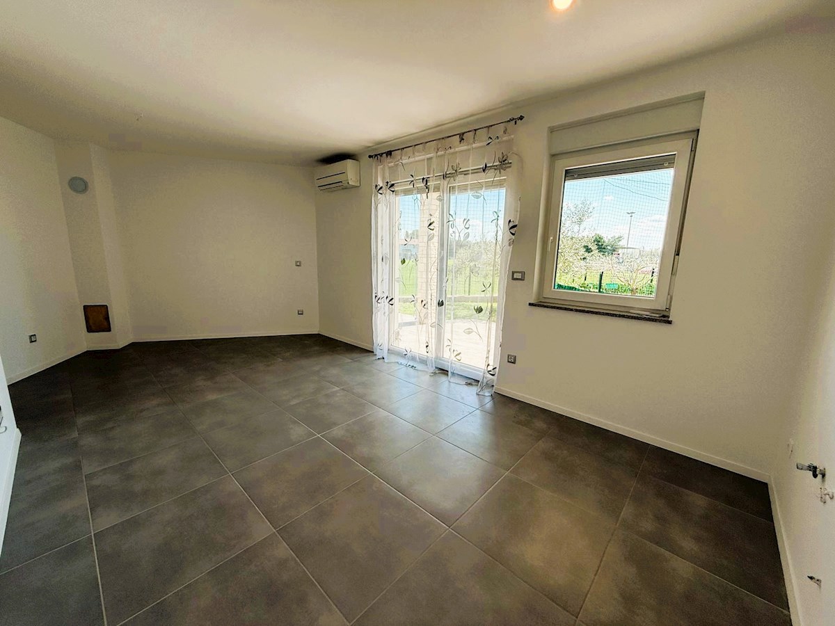 Apartma z vrtom in pogledom na morje – Novigrad, 20 m od plaže