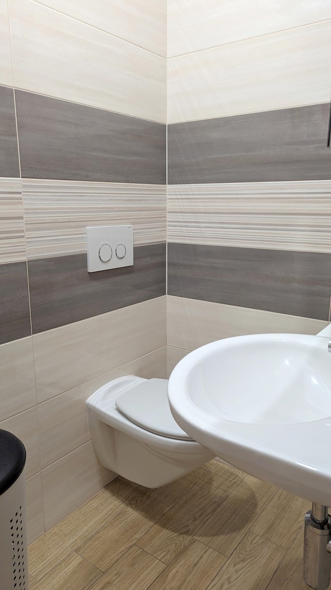 Poreč, pritličje stanovanje 38 m² - 700 m od morja, 1 km od centra, opremljeno in vseljivo, z ograjenim parkirnim prostorom