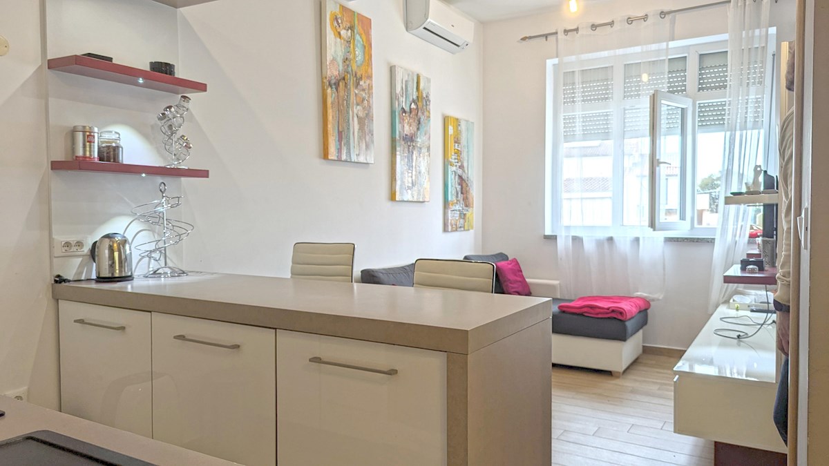 Poreč, pritličje stanovanje 38 m² - 700 m od morja, 1 km od centra, opremljeno in vseljivo, z ograjenim parkirnim prostorom