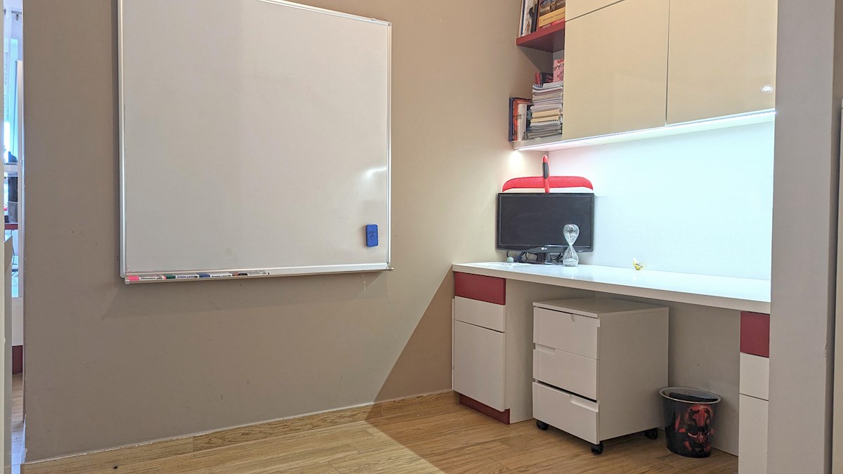 Poreč, pritličje stanovanje 38 m² - 700 m od morja, 1 km od centra, opremljeno in vseljivo, z ograjenim parkirnim prostorom