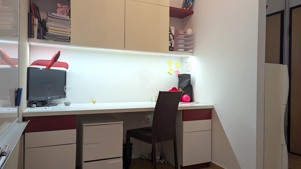Poreč, pritličje stanovanje 38 m² - 700 m od morja, 1 km od centra, opremljeno in vseljivo, z ograjenim parkirnim prostorom