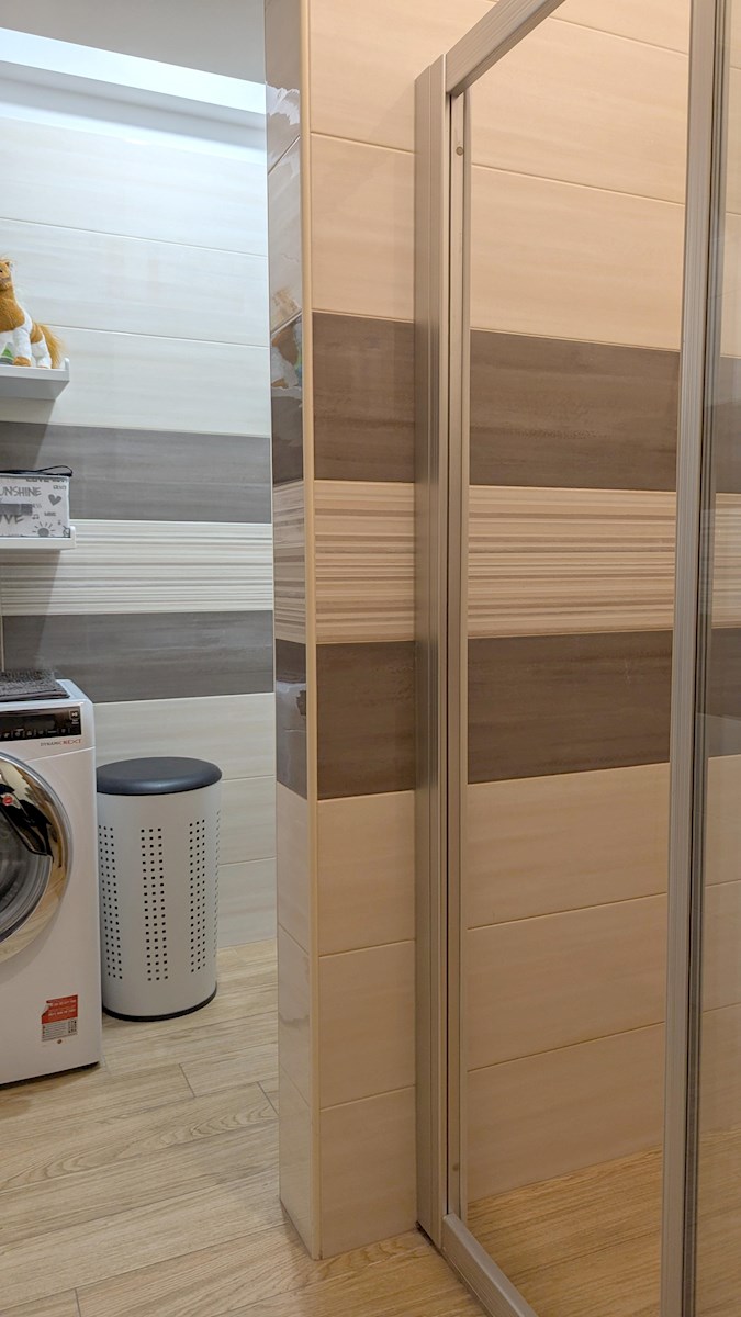 Poreč, pritličje stanovanje 38 m² - 700 m od morja, 1 km od centra, opremljeno in vseljivo, z ograjenim parkirnim prostorom