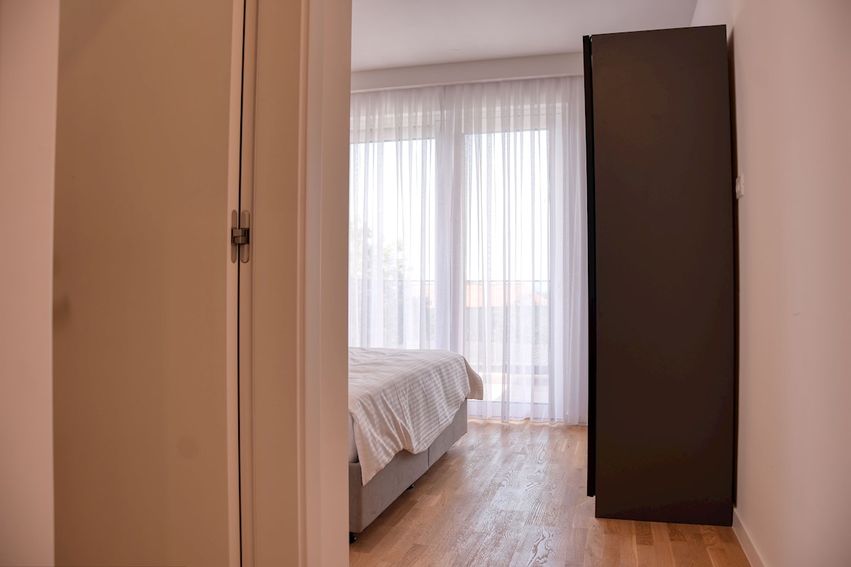 Poreč - Novo dupleks stanovanje z bazenom in pogledom na morje